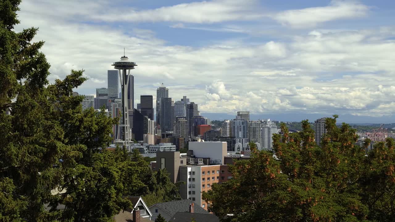 hermoso tiro inclinado hacia arriba que revela la impresionante ciudad de seattle desde el parque kerry con la famosa aguja espacial, rascacielos y casas residenciales rodeadas de árboles en un día de verano en washington