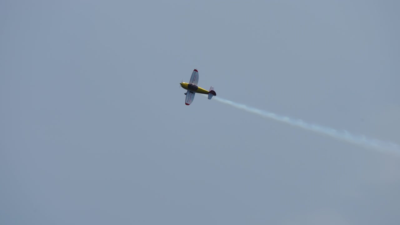 Pesawat akrobatik MROAviation menanjak tajam dengan jejak asap di pameran udara Gijon