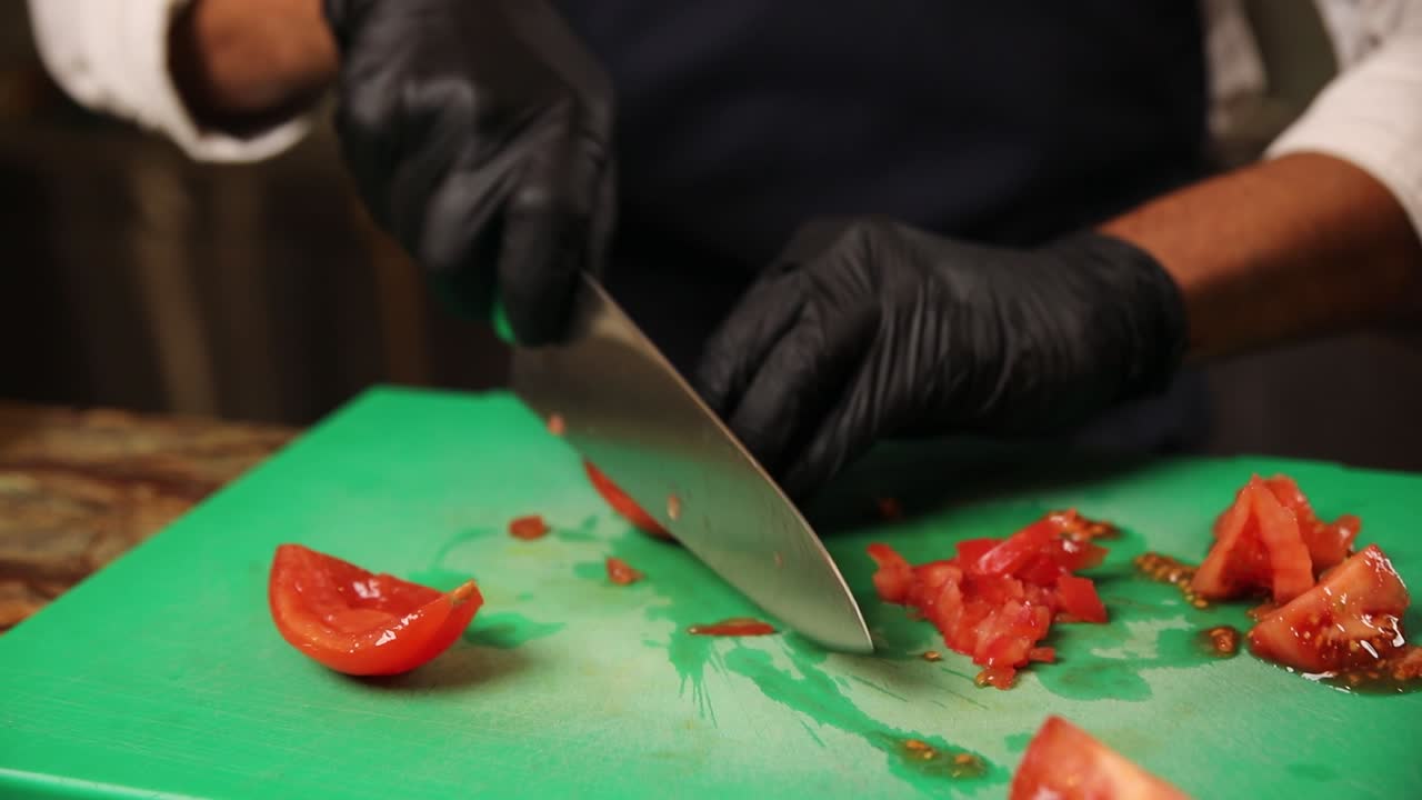 셰프가 토마토를 잘라내는