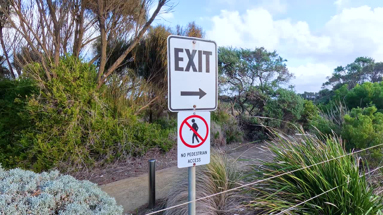 대양 도로를 따라 울창한 초록색 가운데 출구 표지판을 보여주는 일련의 프레임, 자연의 낮빛으로 찍힌