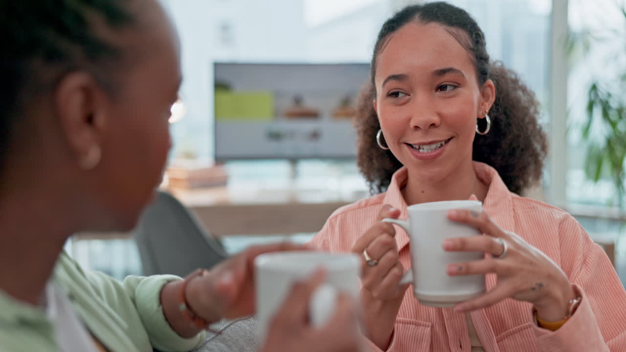 소파에 있는 행복한 커피와 친구들이 이야기하고 있습니다.