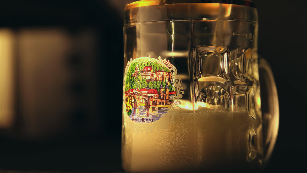 큰 유리 컵 축제 시즌에 맥주를 붓는