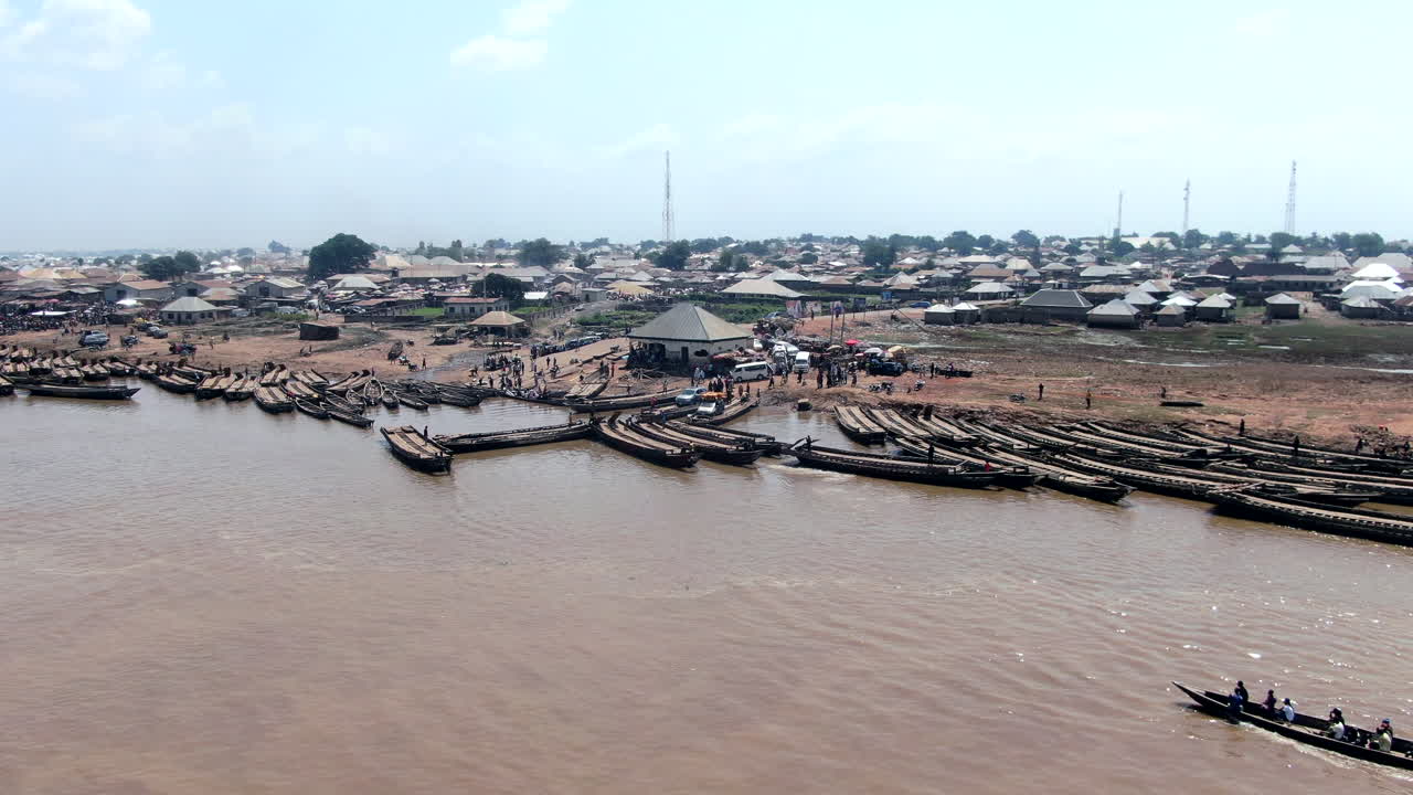 Lunghe zattere di legno usate per traghettare persone e veicoli attraverso il fiume Benue vicino alla città di Ibi, Nigeria