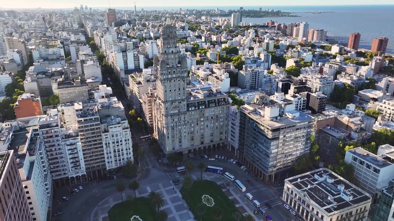 Piazza Indipendenza a Montevideo, Maldonado, Uruguay. Paesaggio con edifici medievali. Paesaggio urbano del centro. Skyline con Palazzo Salvo. Piazza Indipendenza a Montevideo, Maldonado, Uruguay. Punto di riferimento urbano