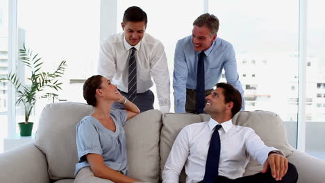 gente de negocios esperando en una habitación luminosa