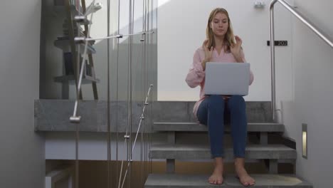 Kaukasische-Frau-Benutzt-Laptop-Im-Hotel