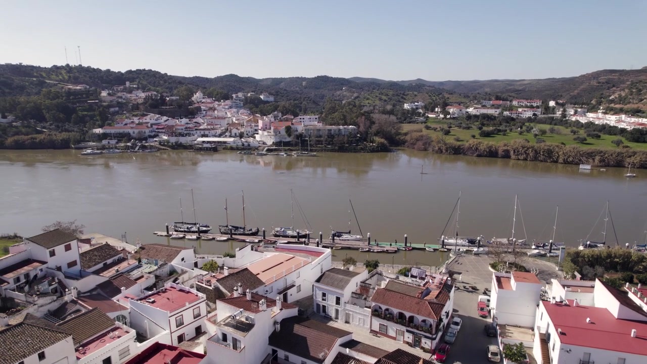 Sirkulerende luftfoto av Alcoutim i Portugal og Sanlúcar de Guadiana i Spania