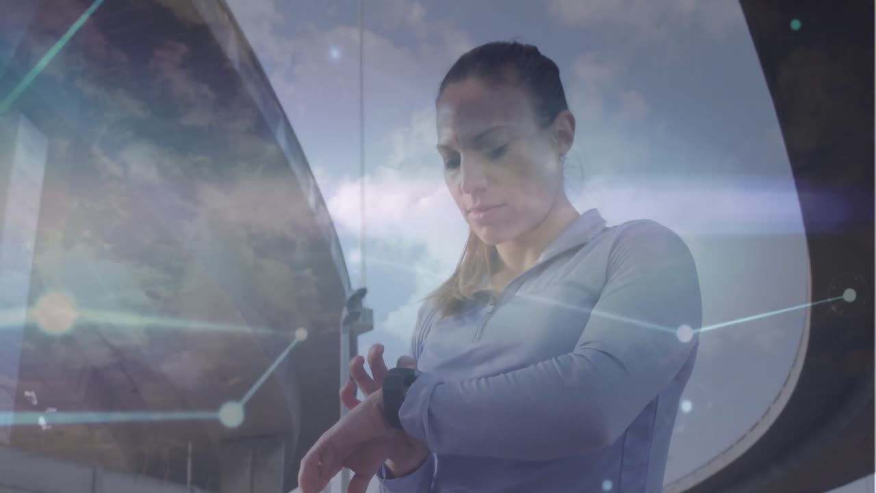 animación de la red de conexiones y el cielo con nubes sobre la mujer caucásica usando reloj inteligente