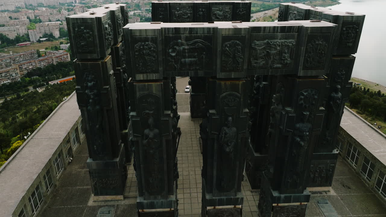 부조 조각이 새겨진 조지아 기념비의 기둥