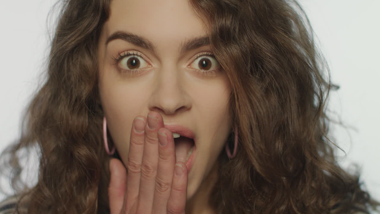 cara de chica sorprendida. expresión facial de mujer conmocionada. emoción de mujer.