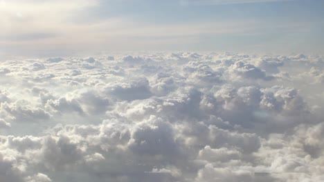 nubes y sol brillando intensamente, lapso de tiempo