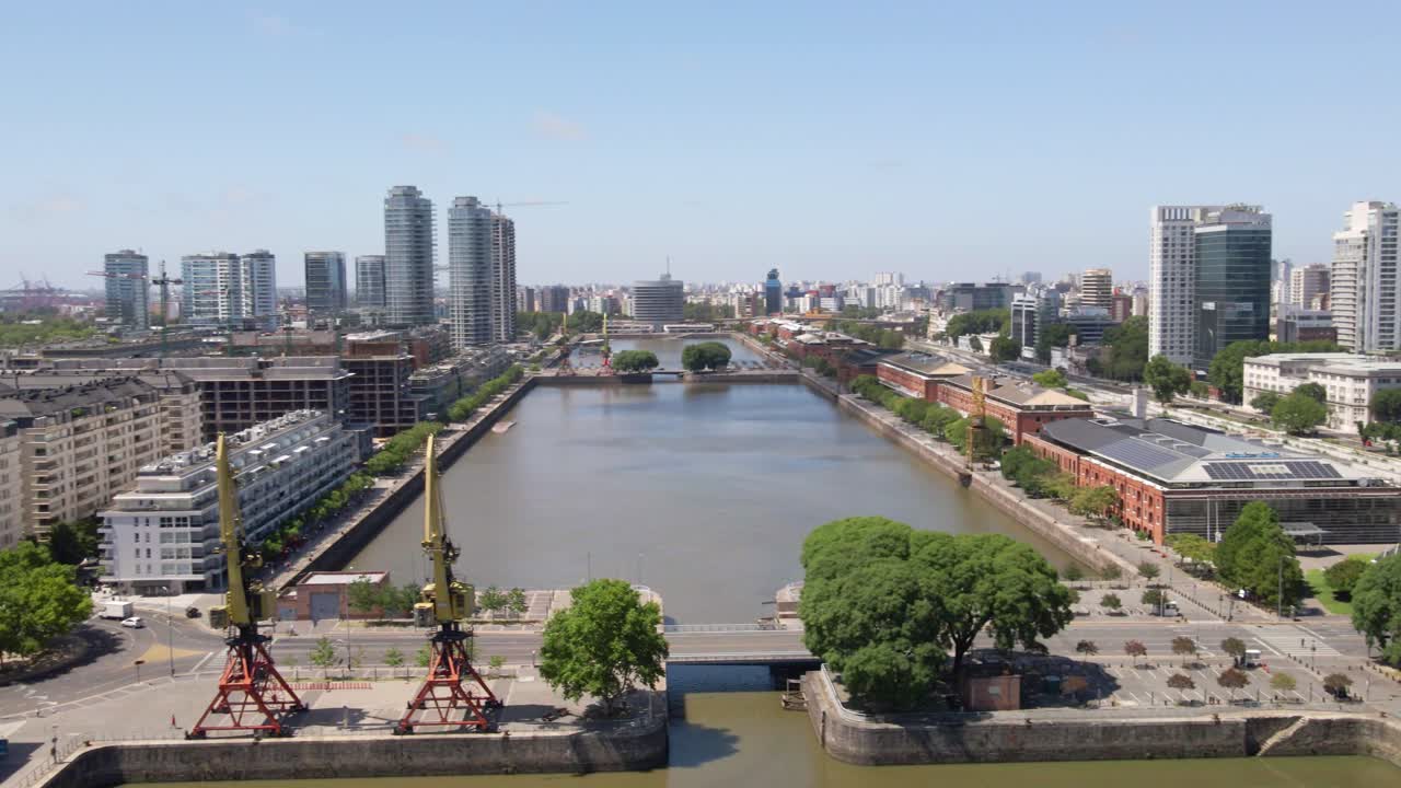 toma panorámica aérea de los muelles de puerto madero y el horizonte de buenos aires, argentina