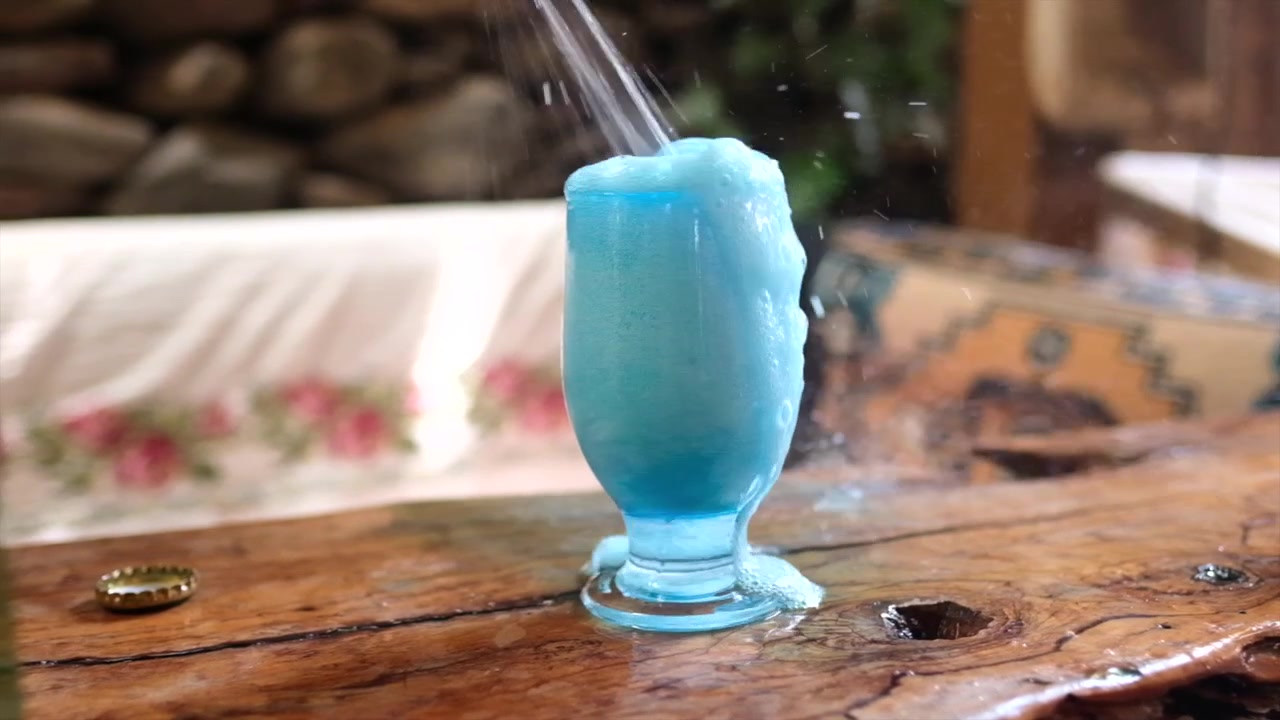 Bevanda blu rinfrescante in un ambiente rustico