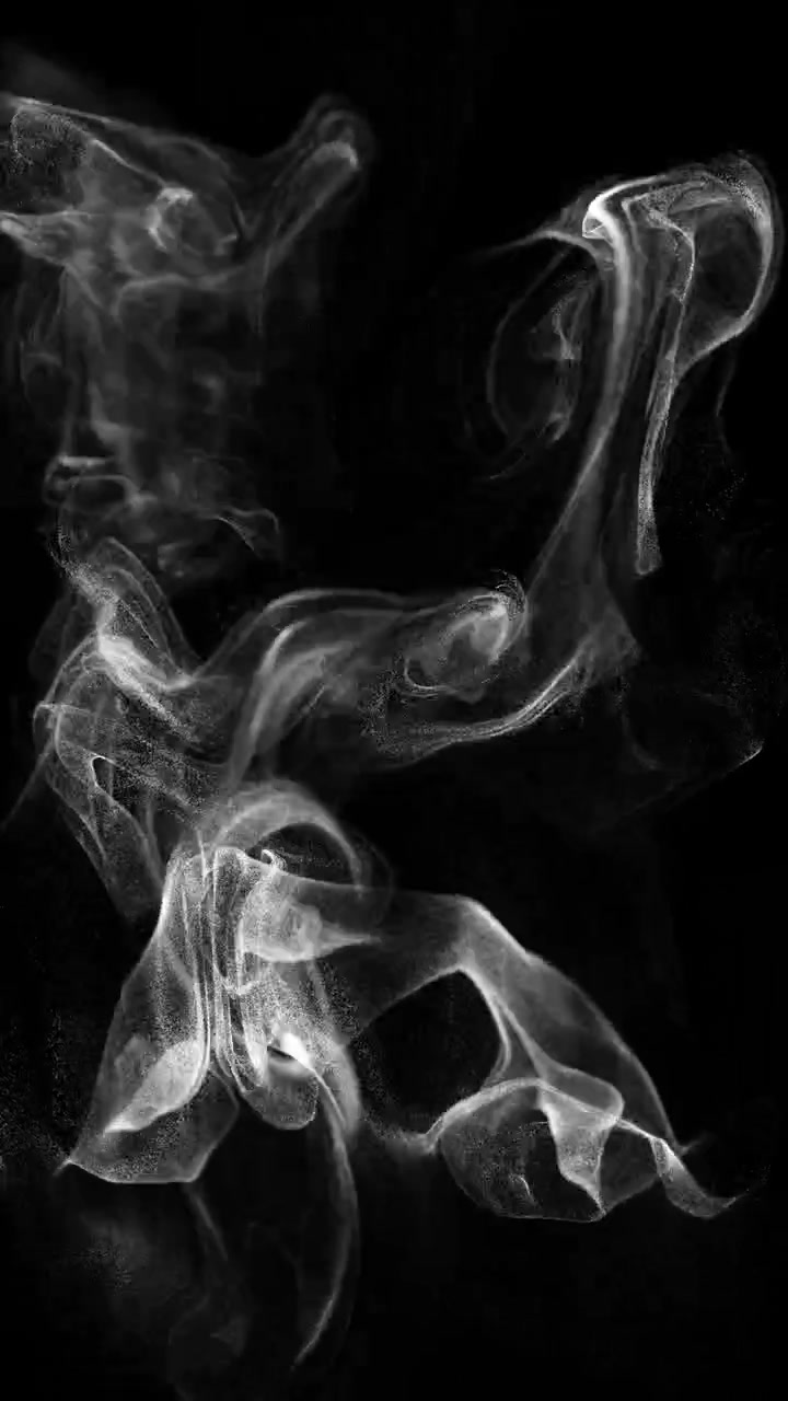 Particelle di fumo bianco che turbinano e si innalzano su sfondo nero