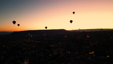 Drohne-Steuert-Bei-Sonnenaufgang-In-Kappadokien-Auf-Ballons-Zu