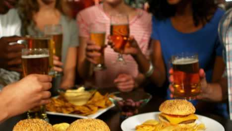 amigos brindando con una pinta de cerveza