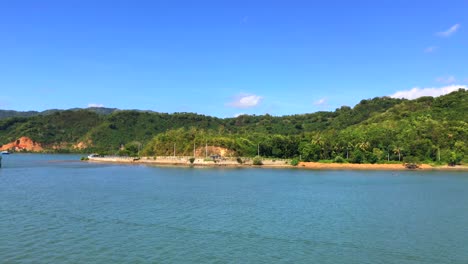 Abfahrt-Vom-Hafen-Von-Lombok-Mit-Einem-Großen-Boot,-Sonniger-Blick-Auf-Die-Dschungelinsel