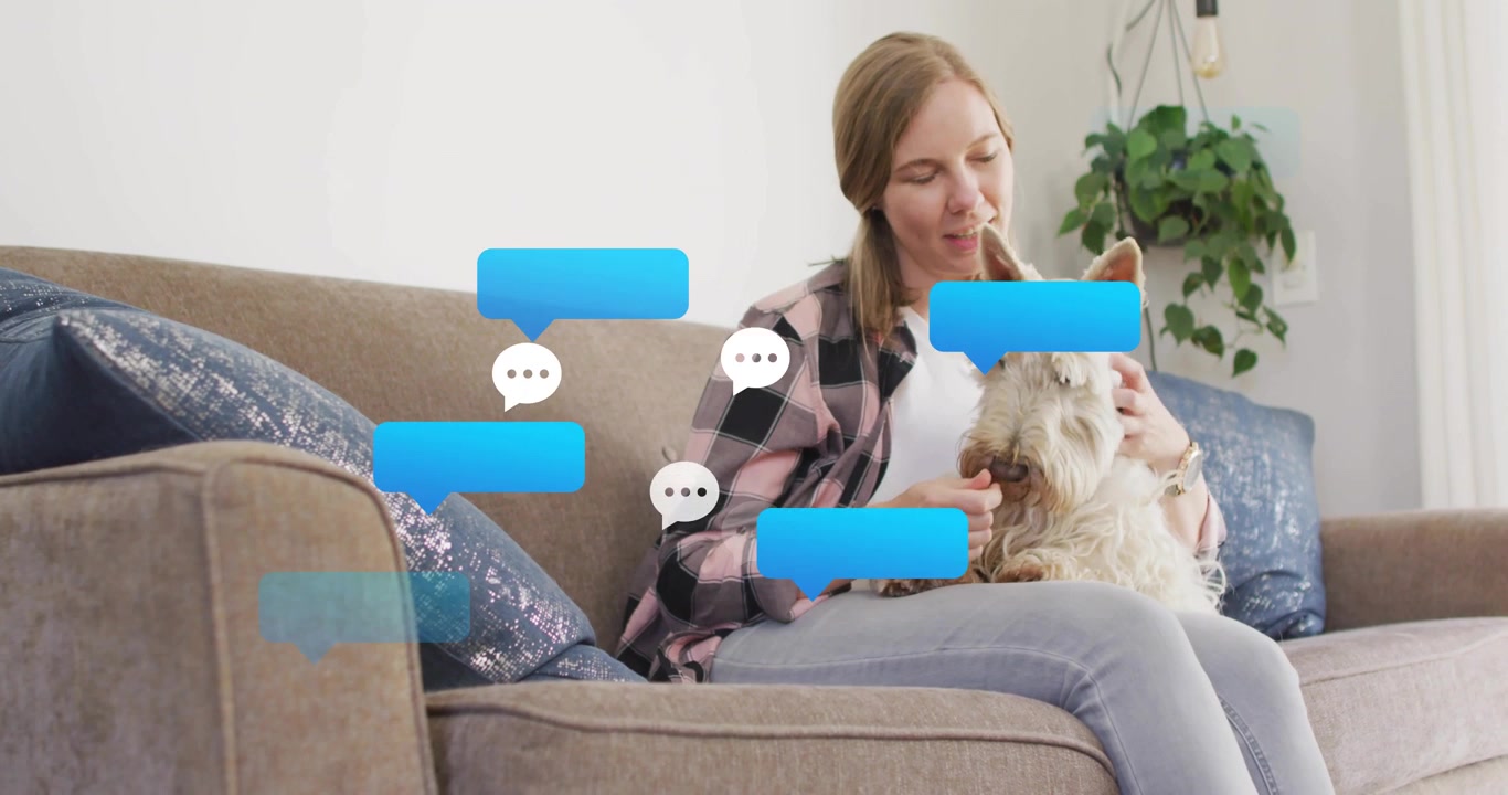Kvinde kæler med en terrier på sofaen, hvilket udløser chatbobler, der dukker op og forsvinder og viser meddelelsesflow.