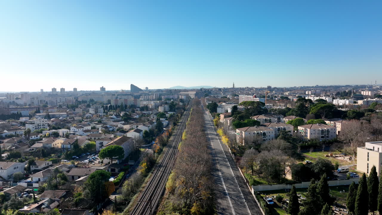 빈 도로와 기차 트랙 몽펠리에 빛 날 겨울
