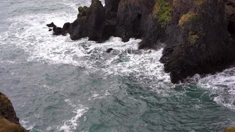 Olas-Rompiendo-Sobre-Las-Rocas-En-Islandia