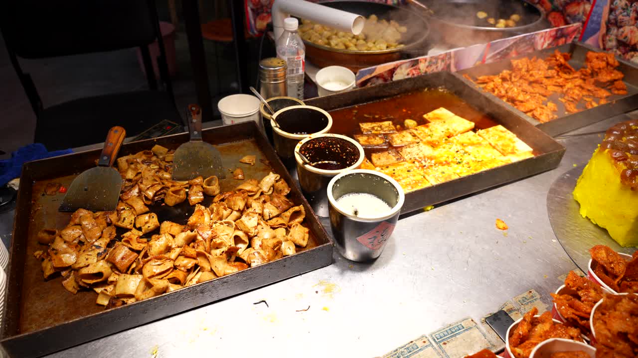 comida callejera cocinada en el mercado nocturno de pingyao, mostrando delicias chinas chisporroteantes