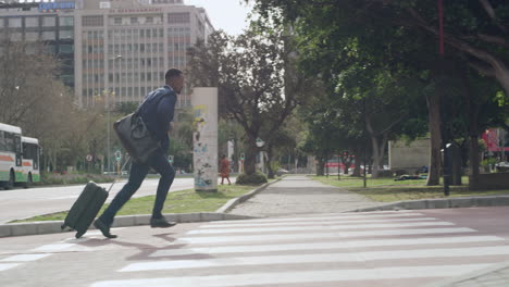 Hombre-De-Negocios-Corriendo,-Tarde-O-Estresado-Con-Prisa