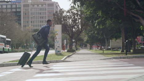 hombre de negocios corriendo, atrasado o estresado con prisa