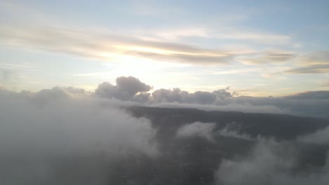 Vista-Aérea-Del-Cielo-Brumoso