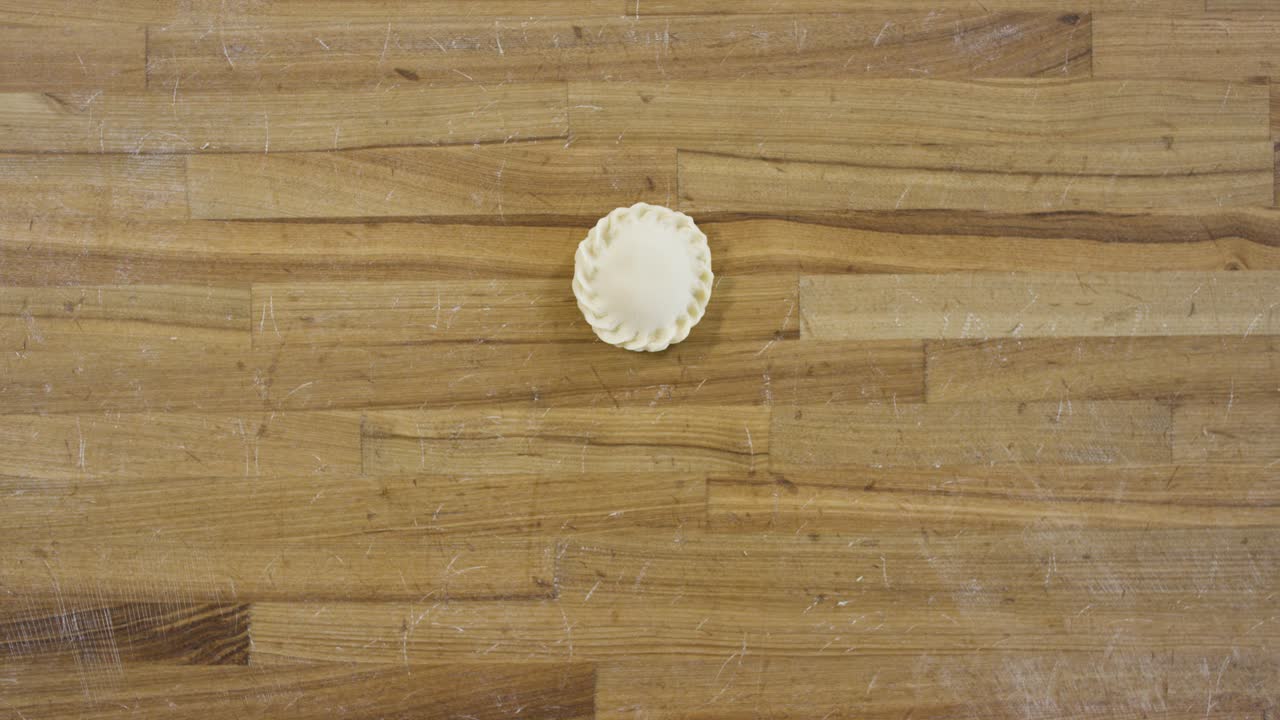 preparando un pastel en una tabla de madera