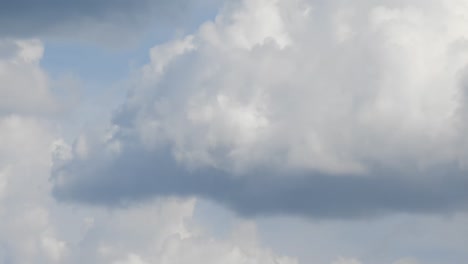 Zeitraffer-Mit-Weißen-Wolken,-Die-Sich-Am-Sonnigen-Blauen-Himmel-Bilden