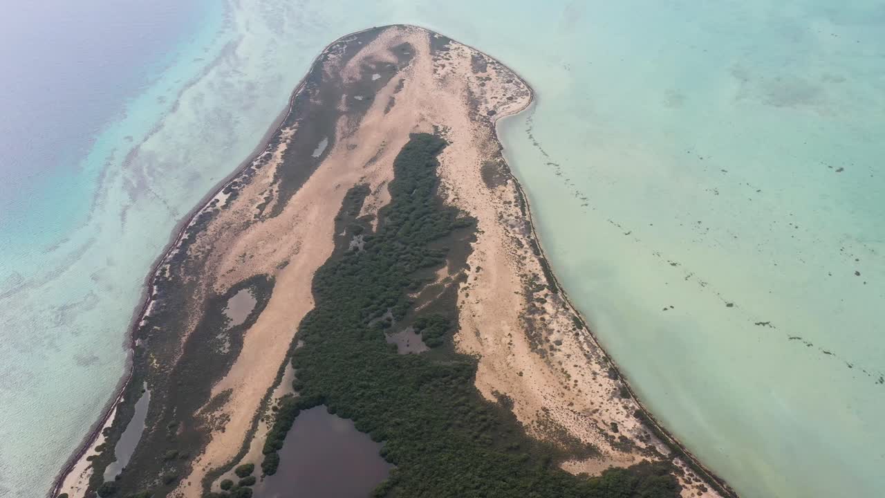드론으로 촬영된 이 영상은 사우디 아라비아의 숨막히는 아세르 지역을 강조하며, 울창한 산, 독특한 풍경, 풍부한 문화를 특징으로합니다.