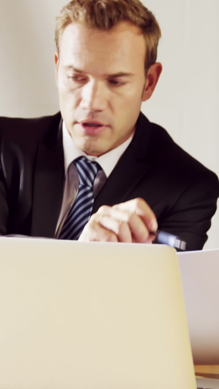 personas de negocios serias trabajando juntas