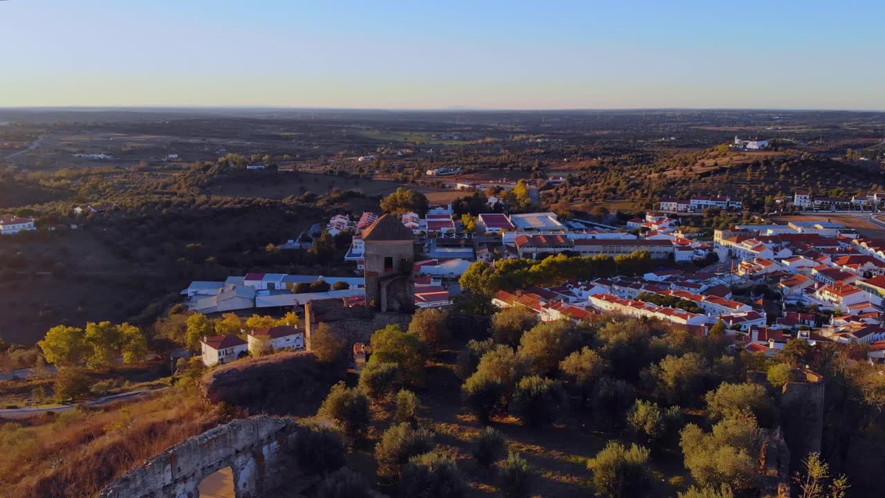 fotografía de un dron de una antigua torre medieval en una colina cerca de un pueblo en alentejo, portugal