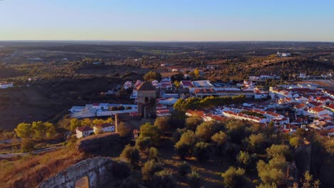 Drohnenaufnahme-Eines-Alten-Mittelalterlichen-Turms-Auf-Einem-Hügel-Bei-Einem-Dorf-In-Alentejo,-Portgual