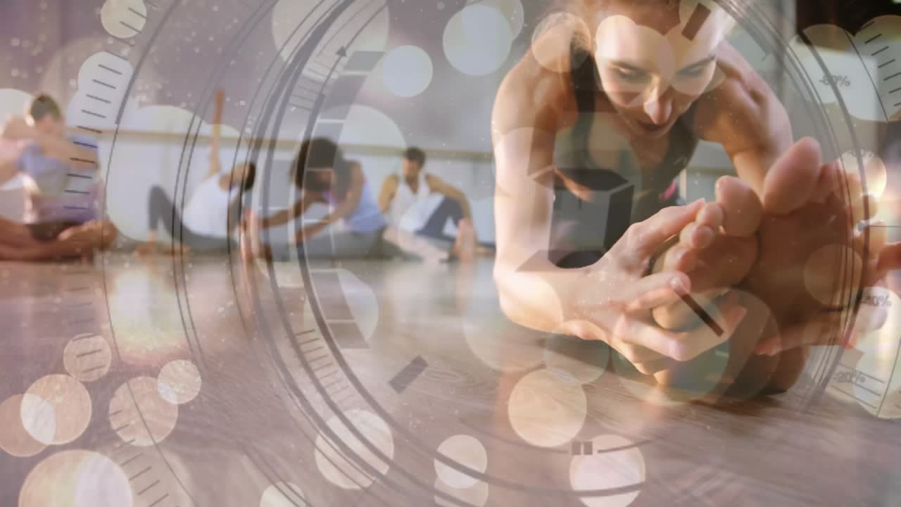 Animazione di orologio sopra persone che fanno stretching in una lezione di fitness
