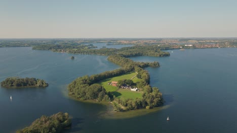 plön prinzeninsel isla de los príncipes en un cálido día soleado con hermosas aguas
