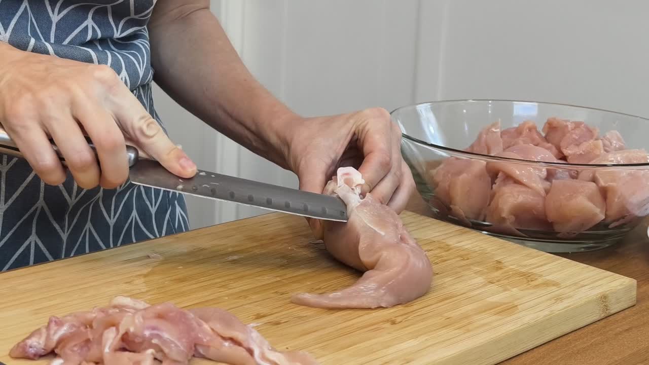 cómo cortar el pecho de pollo