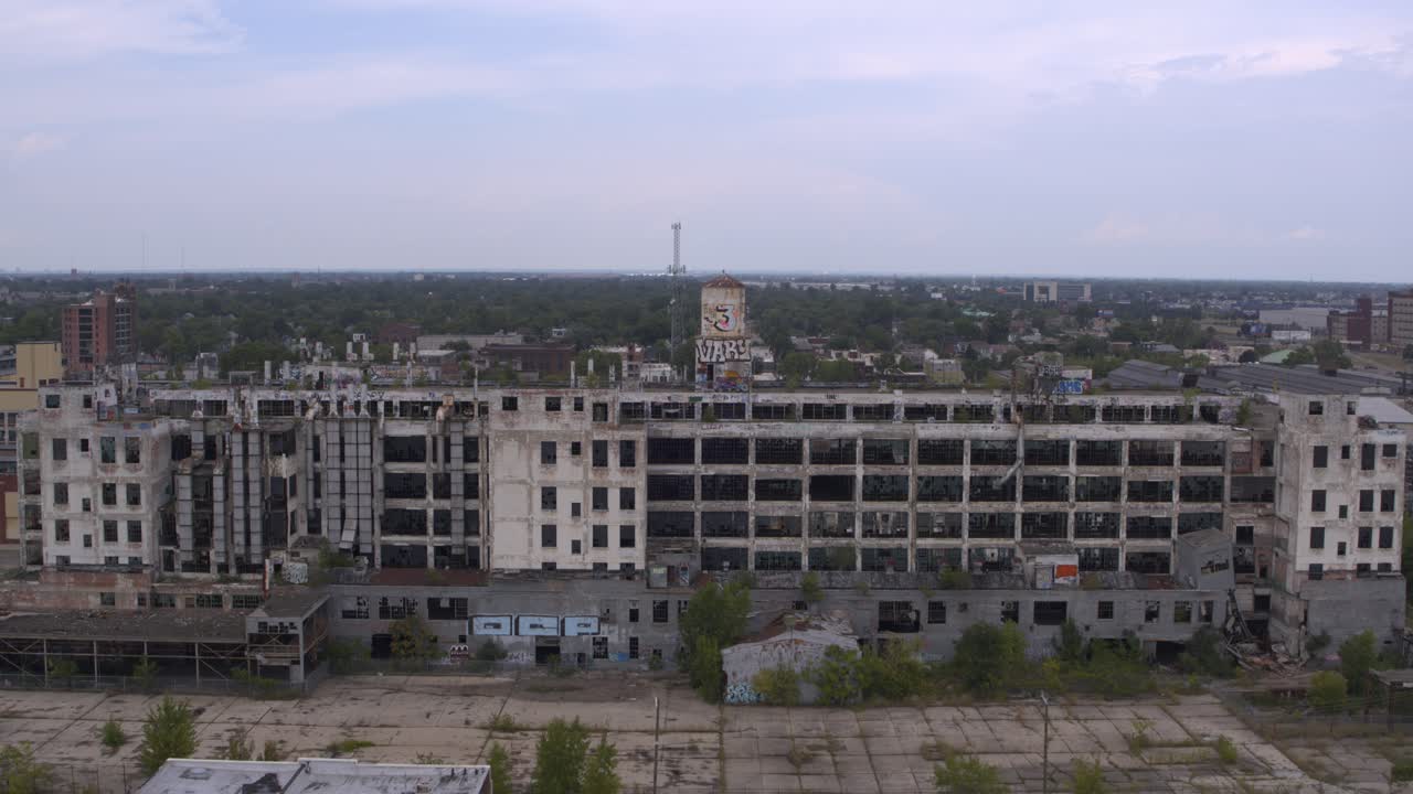vista de dron 4k de planta de fabricación abandonada en detroit-26