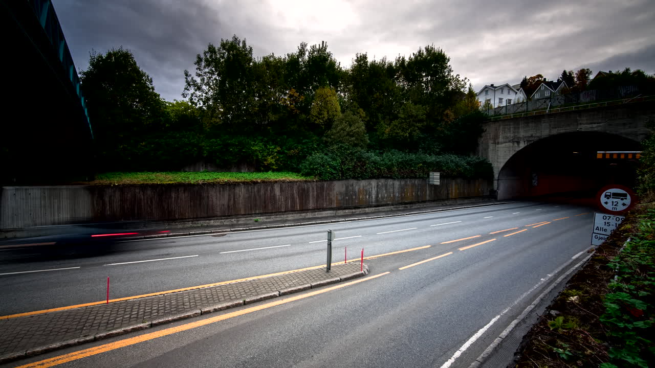 노르웨이 트롬소에서 저녁에 터널을 통해 도로를 운전하는 차량.