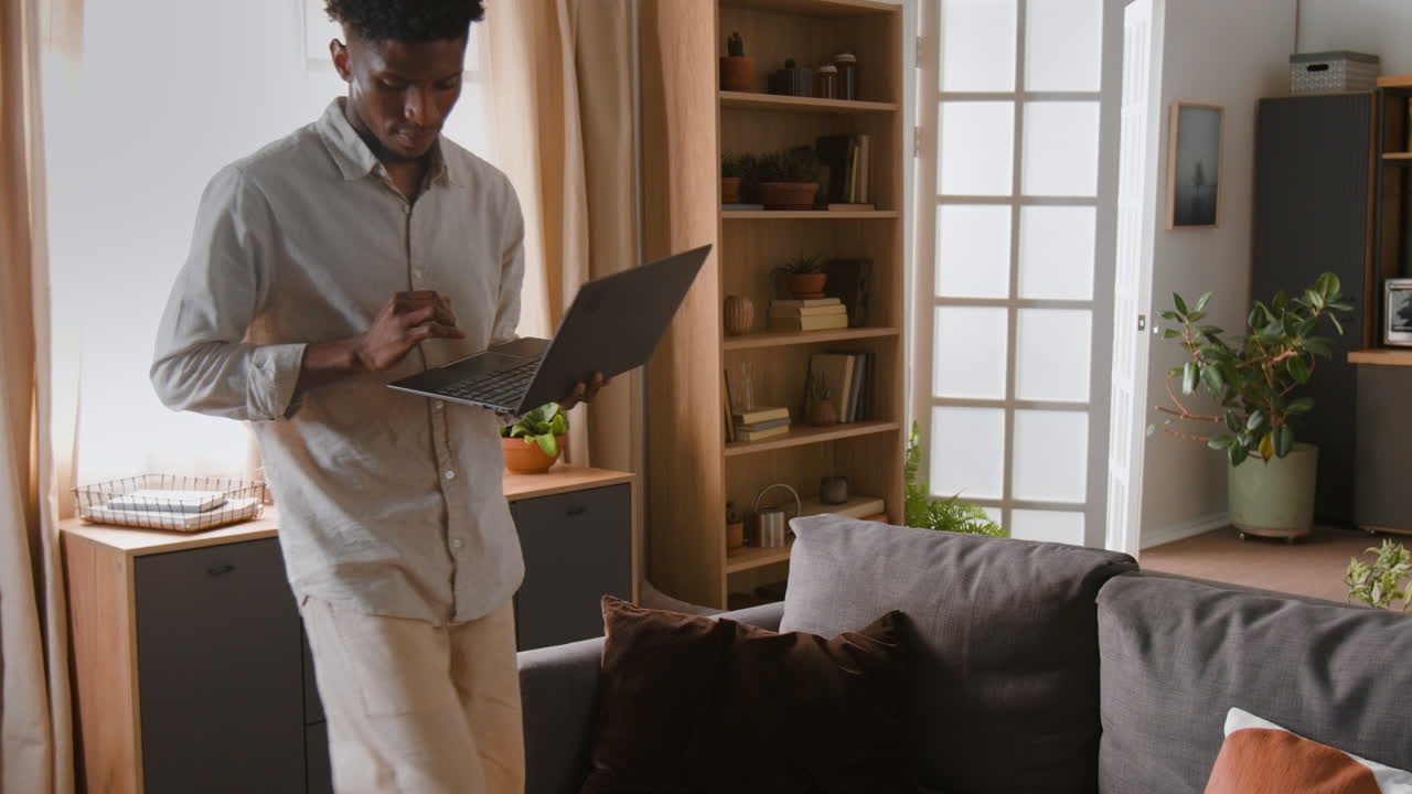 거실에서 노트북을 사용하는 남자