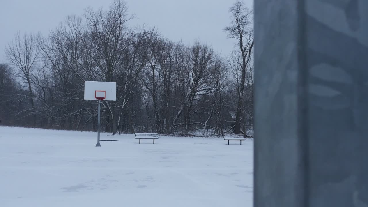 황혼에 눈 덮인 농구 코트