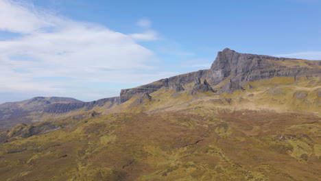 Luftaufnahme-Des-Old-Man-Of-Storr-Auf-Der-Isle-Of-Skye-In-Schottland