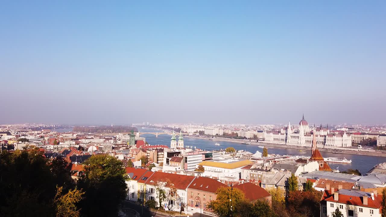 Ripresa statica dall'alto del centro di Budapest mentre navi navigano sul fiume Danubio.