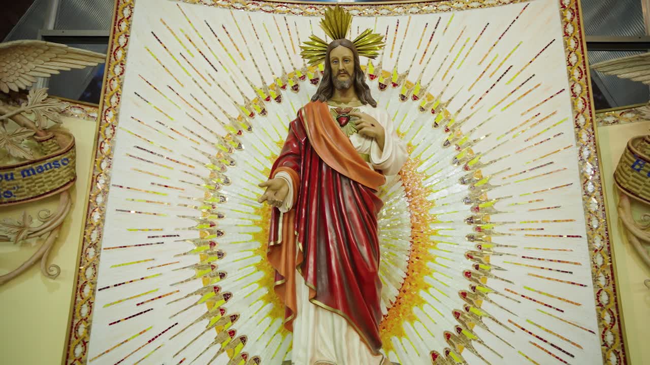 втолкнуть и наклонить изображение статуи иисуса христа внутри церкви