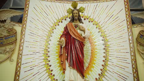 empujar y inclinar la imagen de una estatua de jesucristo dentro de una iglesia