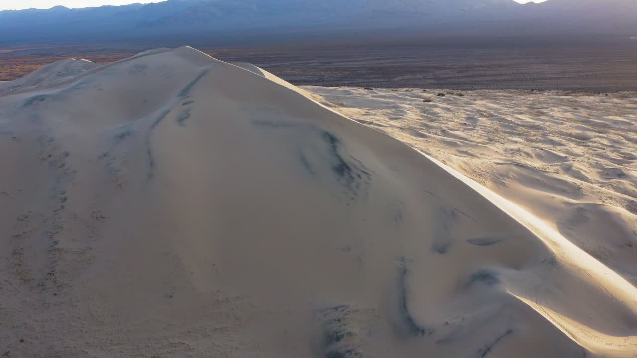 primera luz dorada del amanecer sobre el increíble desierto de las dunas de kelso, california