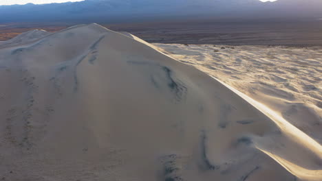 Primera-Luz-Dorada-Del-Amanecer-Sobre-El-Increíble-Desierto-De-Las-Dunas-De-Kelso,-California