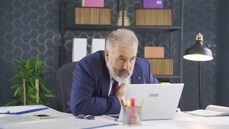 hombre de negocios desmayándose como resultado de un ataque al corazón.