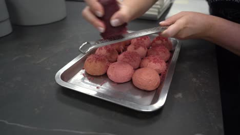 Rallar-Una-Barra-De-Chocolate-Con-Fresa-Encima-De-La-Masa-Para-Galletas-Antes-De-Hornear