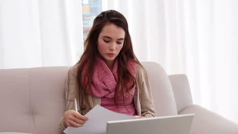 Hübsche-Brünette-Mit-Laptop-Auf-Der-Couch